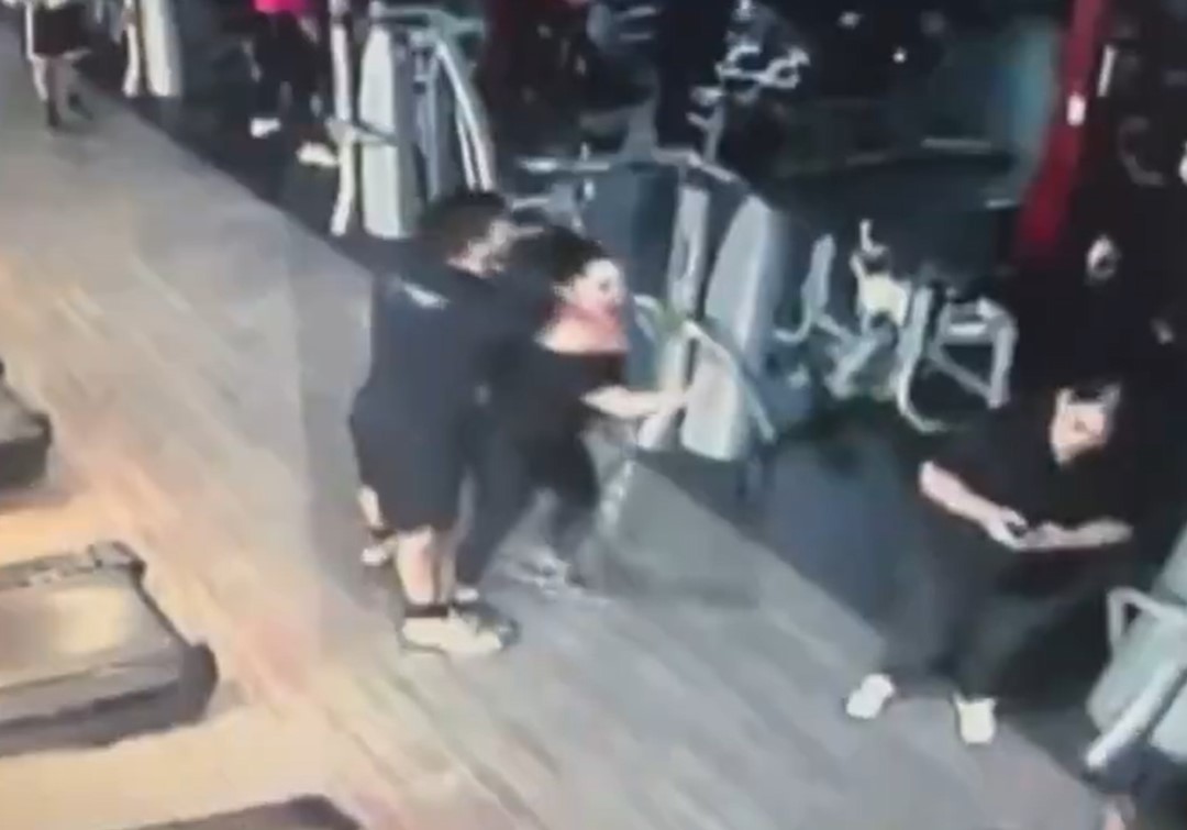 En violenta pelea entre mujeres en un gimnasio, una mujer le quitó un dedo a la otra de un mordisco