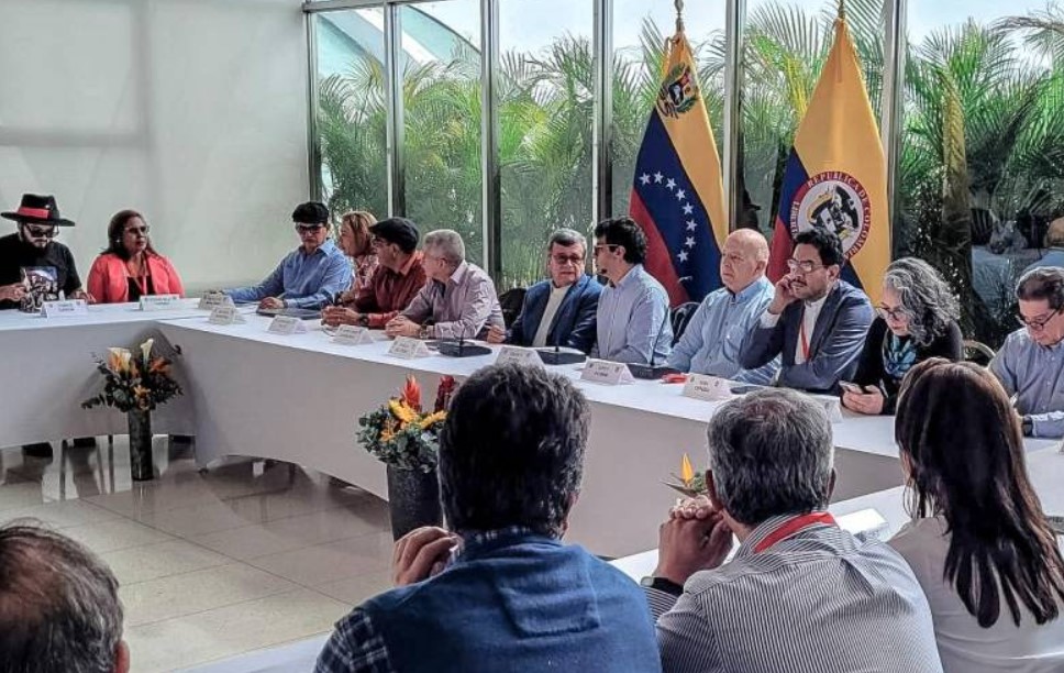 ELN suspende ciclo de negociaciones de paz y convoca reunión urgente en Caracas