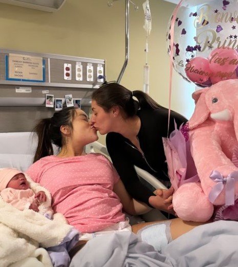 'Epa Colombia' y Karol Samantha dieron la bienvenida a su hija Daphne Samara