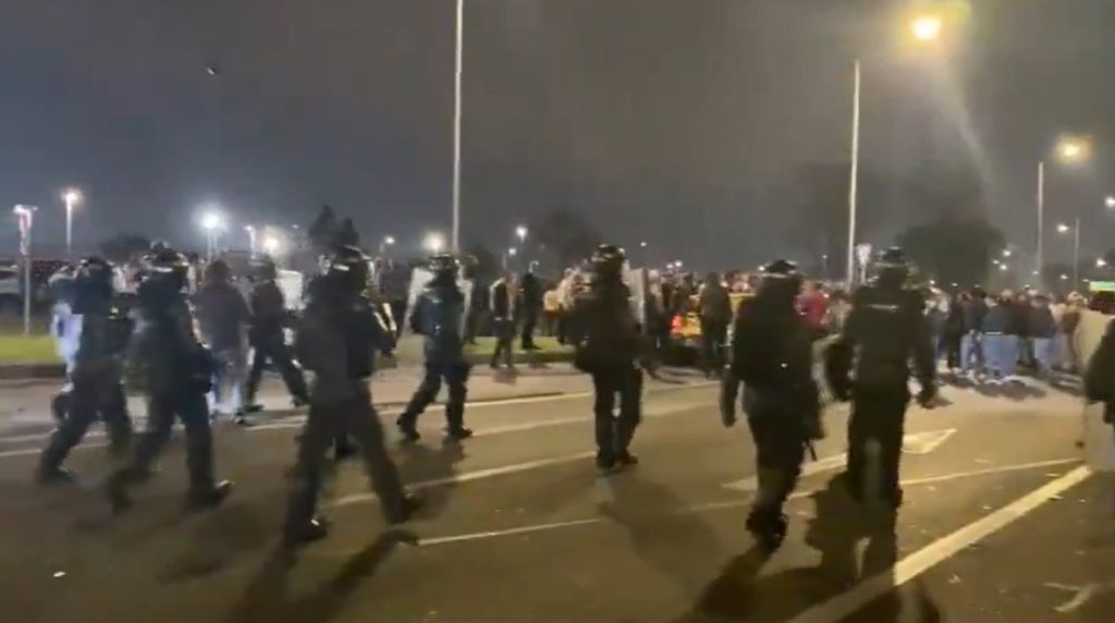 Taxistas y motociclistas se enfrentaron cerca del aeropuerto El Dorado ¿Qué pasó?