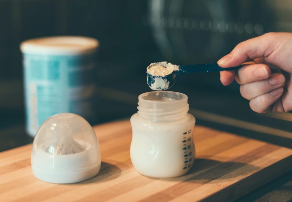 Academia Americana de Pediatría alerta sobre los riesgos en niños por cosumo de leches formuladas