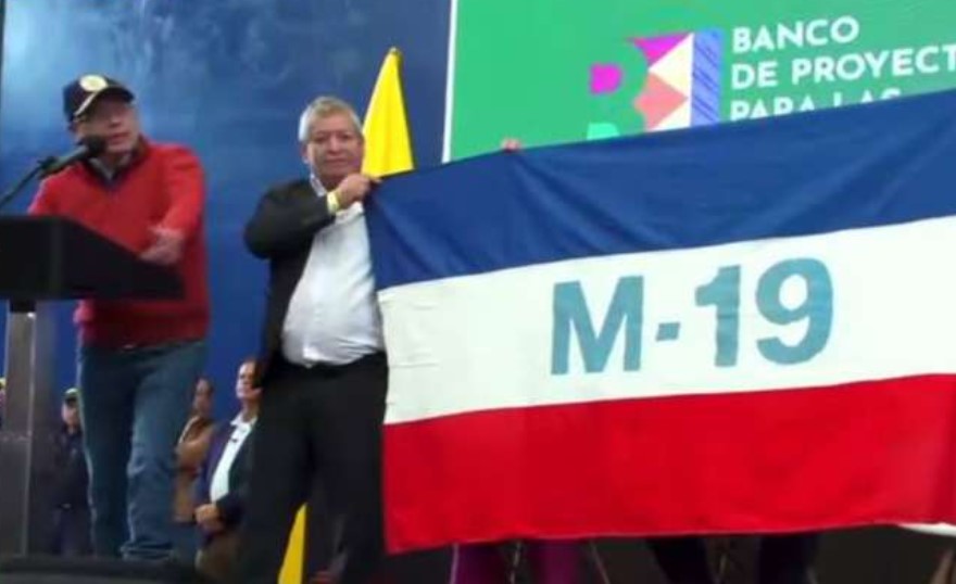 Conmemoración polémica: Gustavo Petro ordenó exhibir la bandera del M-19