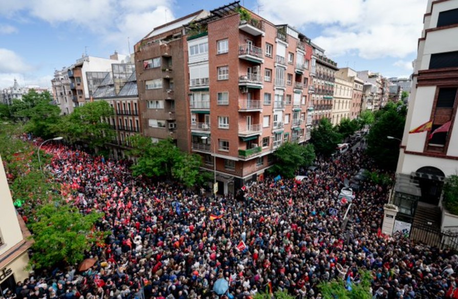 Multitudinario respaldo al presidente Pedro Sánchez en medio de la incertidumbre política