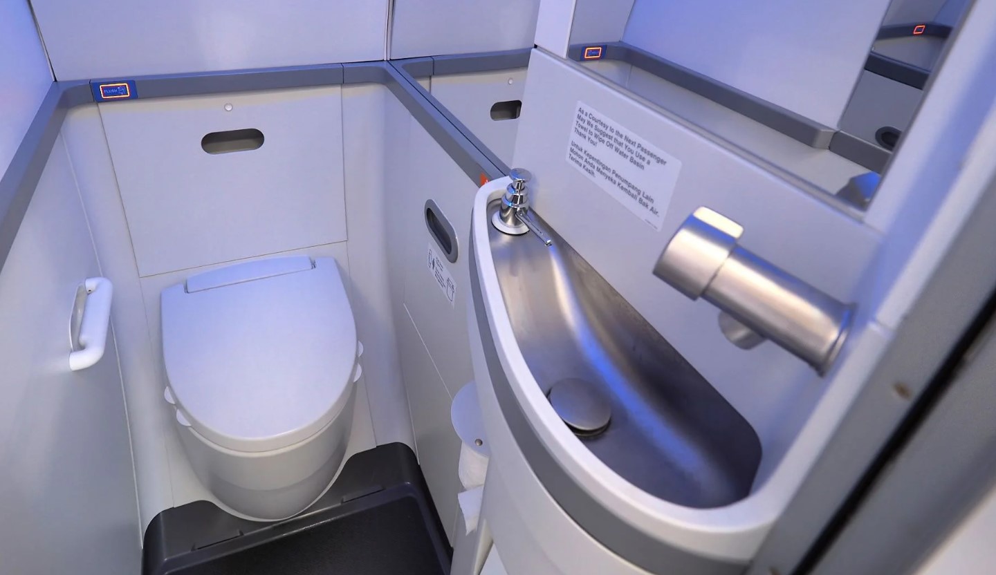La extraordinaria ingeniería que hace funcionar los baños de los aviones