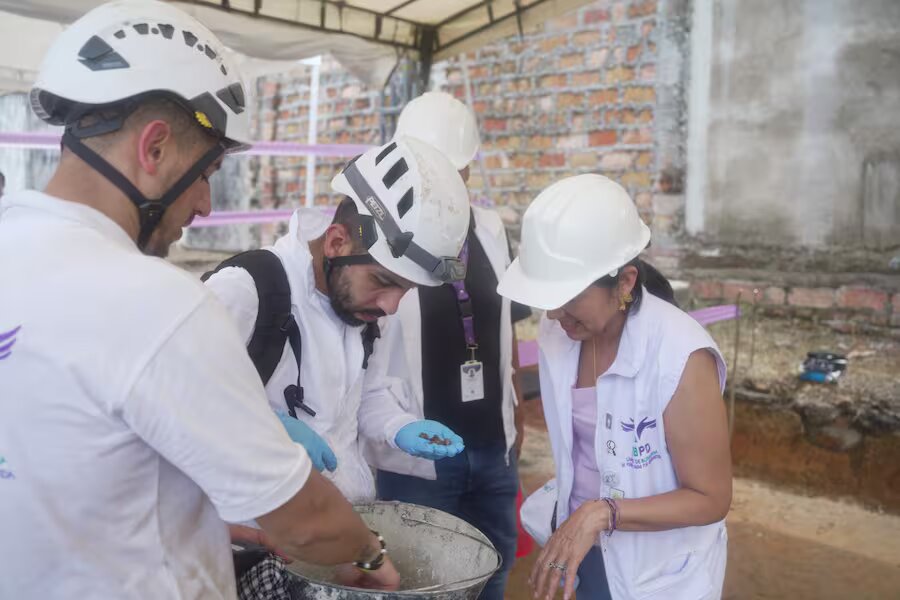 Antropólogos en el pozo de agua en el barrio Los Alpes de Barrancabermeja. Foto: vanguardia