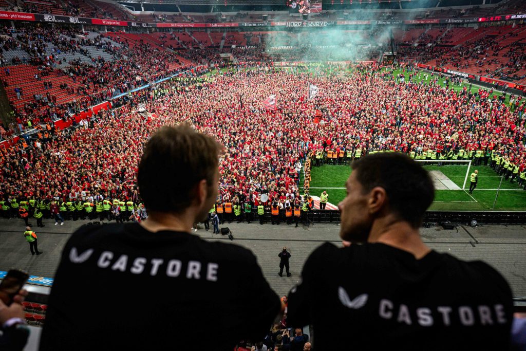Aficionados celebrando el histórico título del Bayer Leverkusen. Foto: @bayer04fussball
