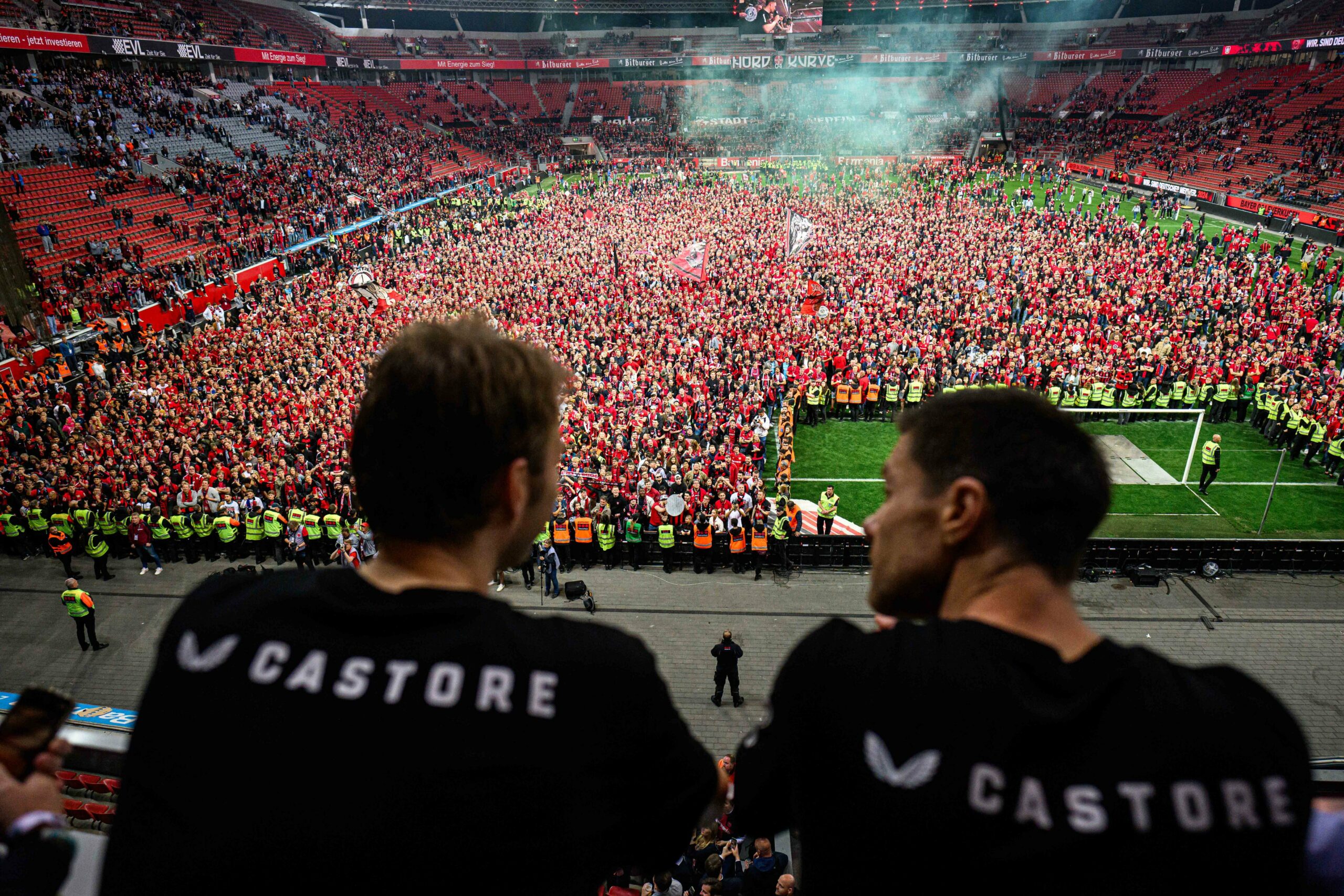 Aficionados celebrando el histórico título del Bayer Leverkusen. Foto: @bayer04fussball