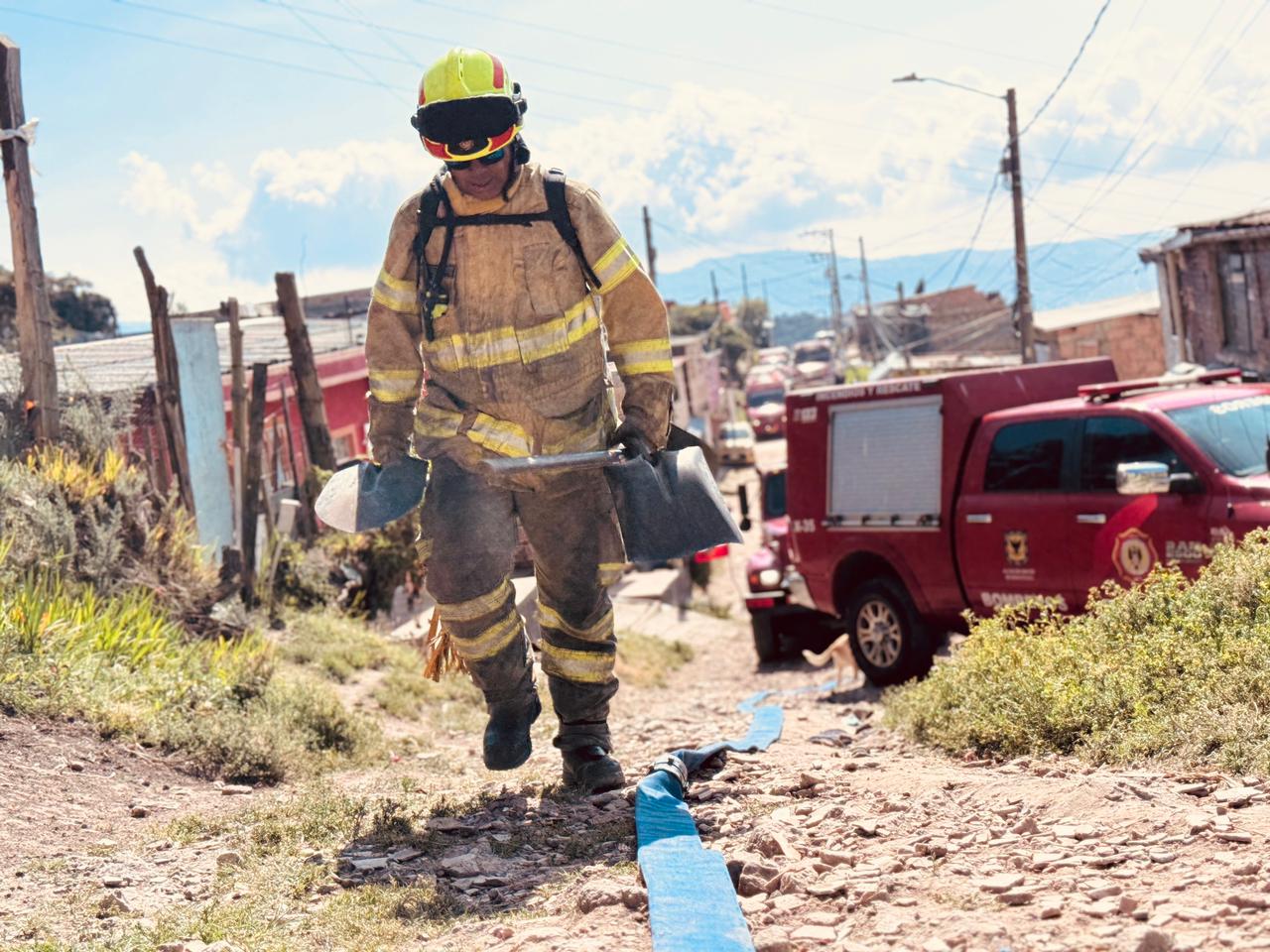 Bomberos en la zona de incendio Foto: @BomberosBogota
