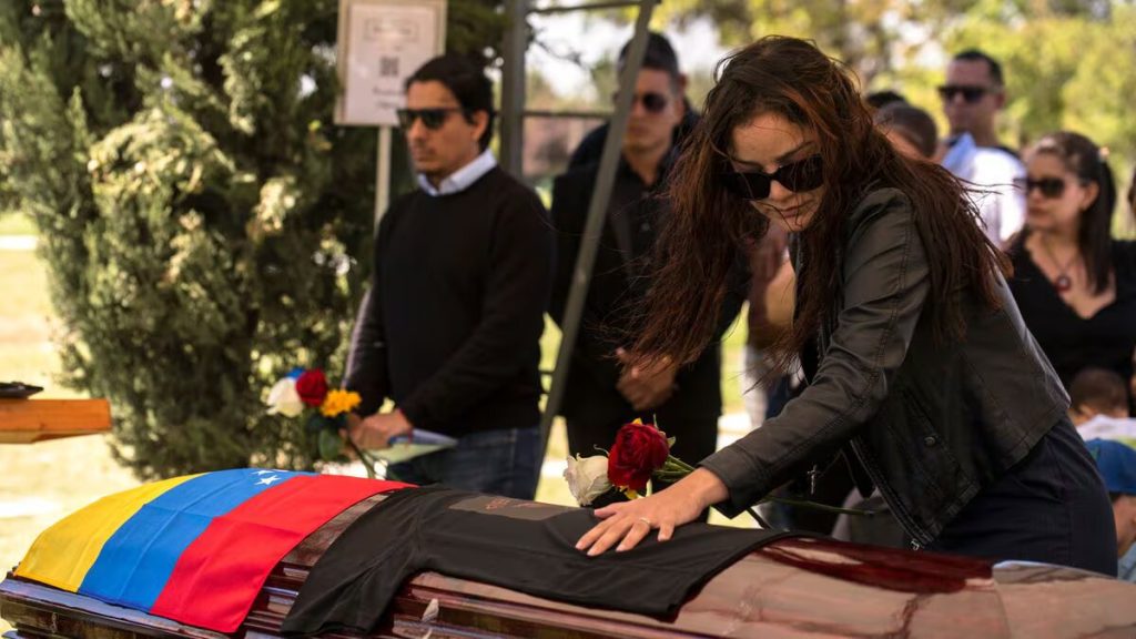 Familiares de Ronald Ojeda en su funeral Foto: El País- Chile
