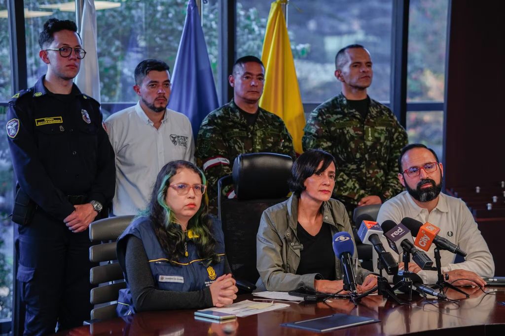 Susana Muhamad, ministra de Ambiente (centro) y Andrés Camacho, ministro de Minas y Energía (derecha). Foto: UNGRD Twitter.