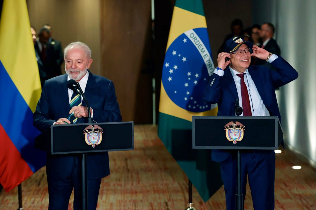 El presidente de Colombia, Gustavo Petro (d), escucha a su homólogo de Brasil, Luiz Inácio Lula da Silva. Foto: EFE
