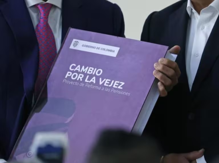 Reforma pensional se salva de ser archivada tras maratónica jornada de debate