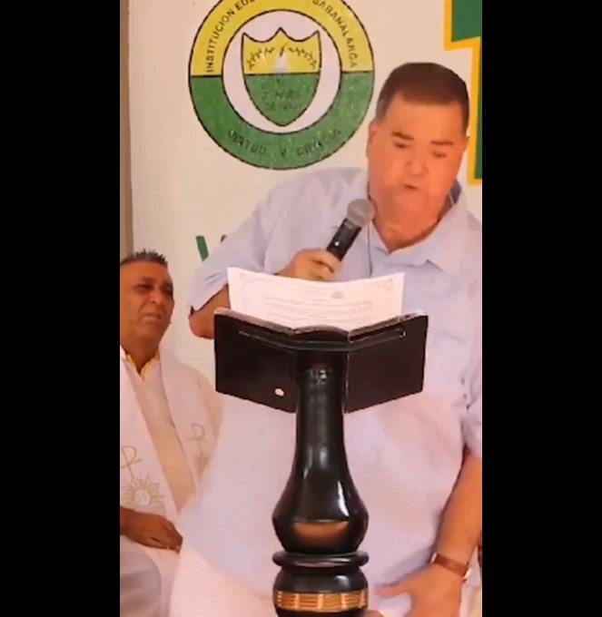 Alcalde se quedó en calzones en pleno discurso