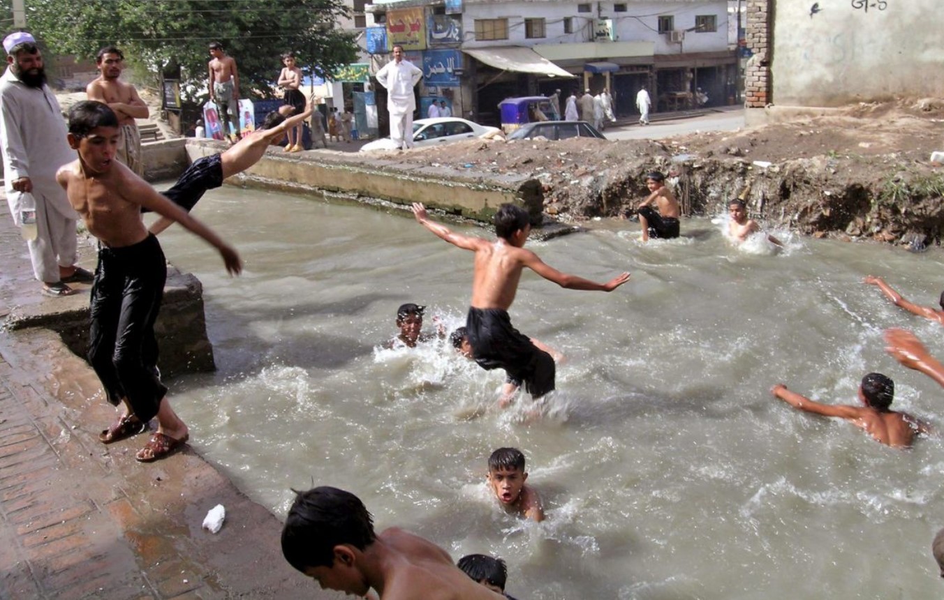 Ola de calor extremo afecta educación y salud de millones de niños en el sur de Asia