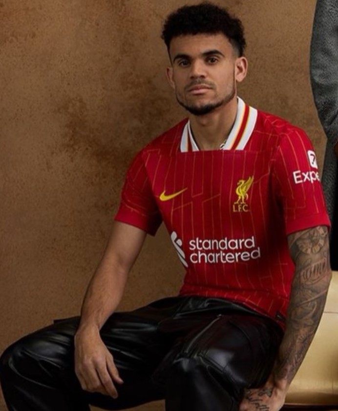 Luis Díaz entre los jugadores que modelaron nueva camiseta del Liverpool, inspirada en la gloria de 1984