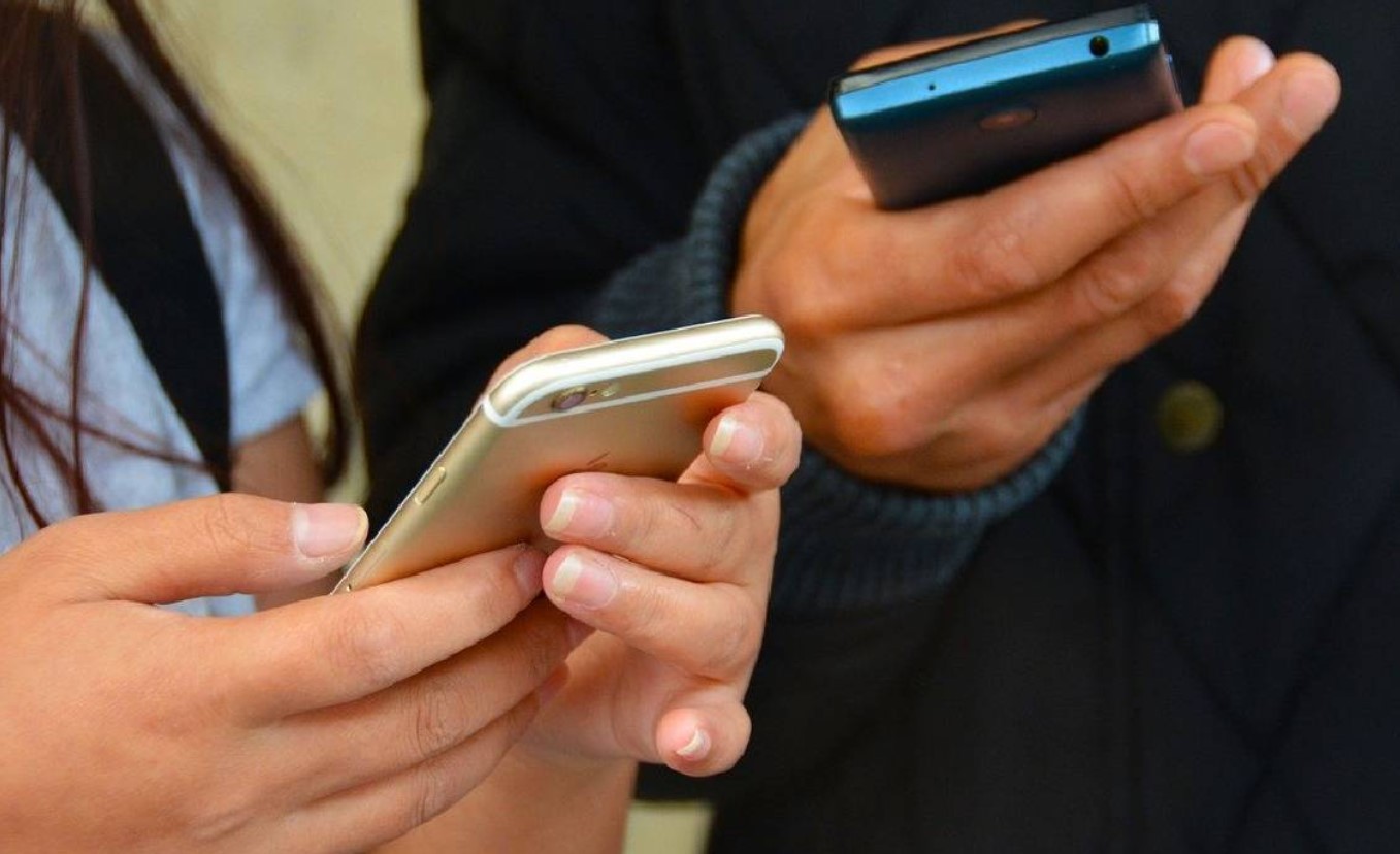 Colegios de Bogotá restringen el uso de celulares durante clases