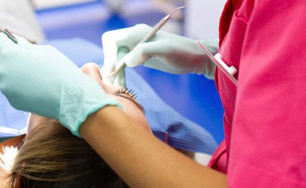 Investigan extraña muerte de una enfermera tras una cirugía de cordales en Bogotá