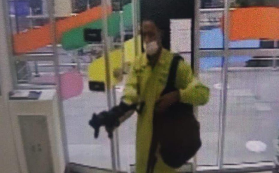 Sujetos disfrazados de barrenderos atracaron un banco en Cali