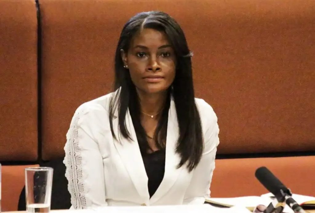 Fiscal general de Ecuador anuncia embarazo y pide garantías durante juicio político