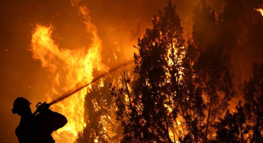 Un bombero y un exbrigadista fueron acusados de causar los devastadores incendios en Chile