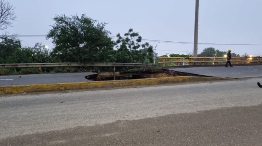 Dos víctimas mortales tras el desplome de un puente en Barranquilla