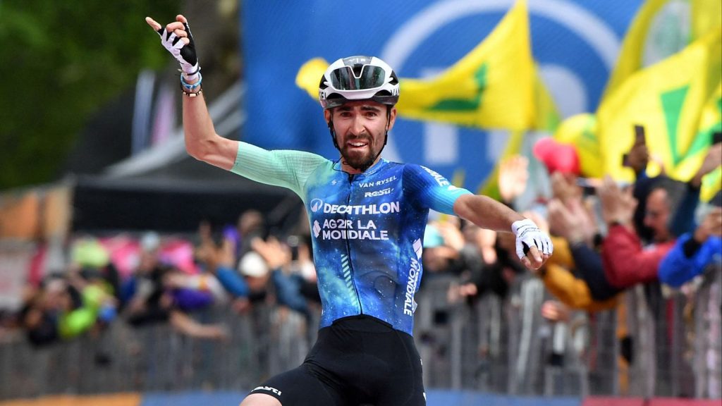 Valentin Paret-Peintre celebra su victoria de etapa en el Giro. Foto: REUTERS