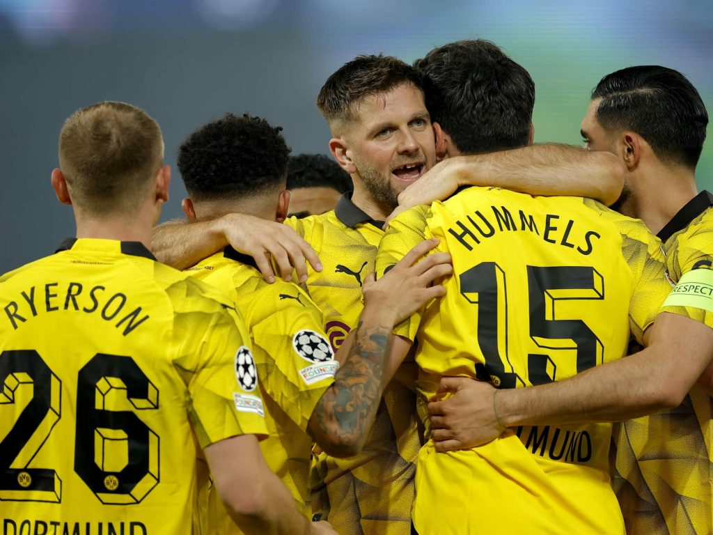 Los jugadores del Brussia Dortmund festejan el gol de Mats Hummels Foto: EFE