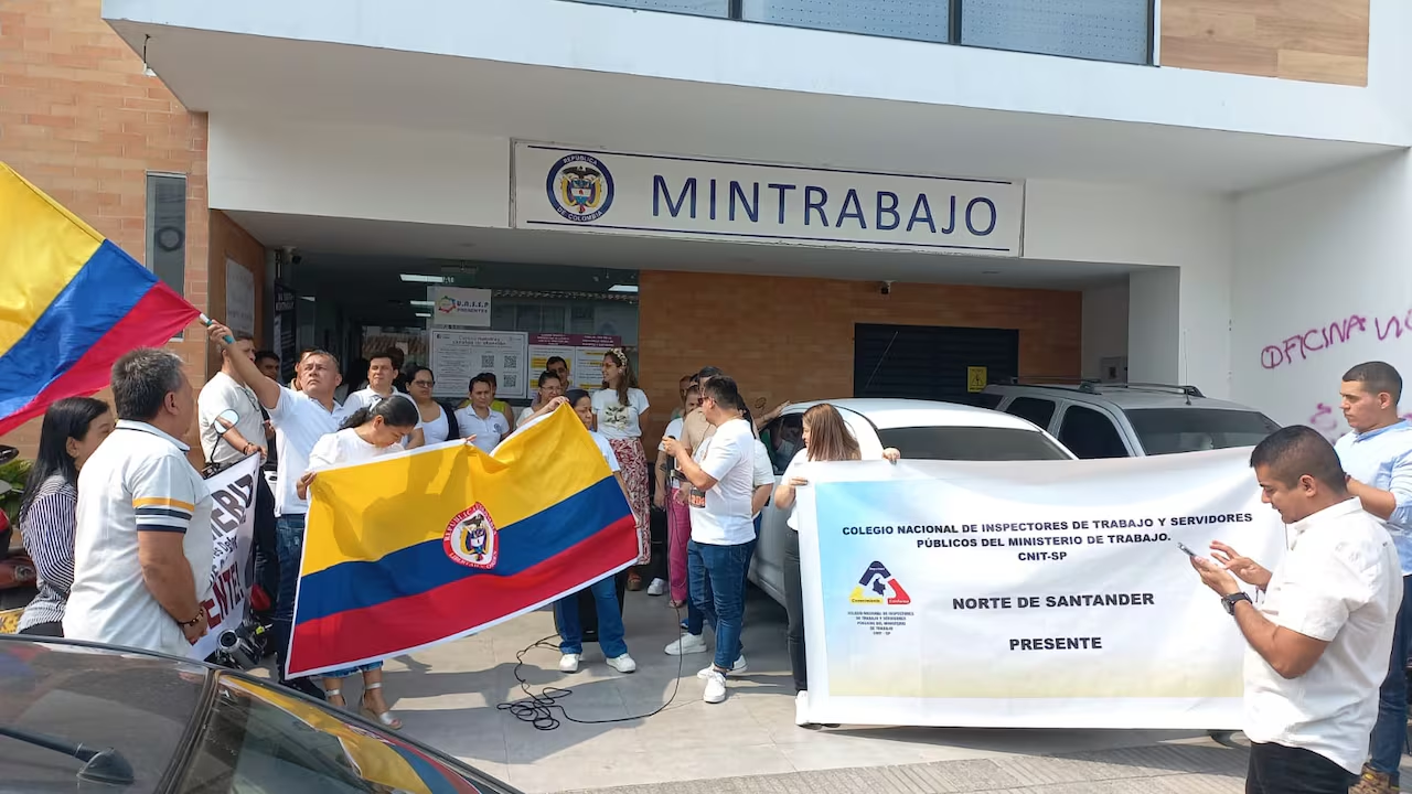 Trabajadores del Ministerio del Trabajo se unen en huelga Foto: El País Colombia