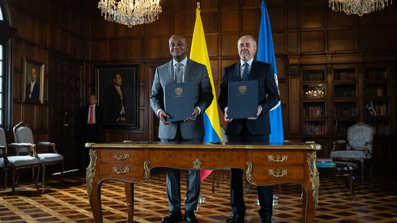 El canciller Luis Gilberto Murillo y el jefe de la MAPP/OEA, Roberto Menéndez Foto: Cancillería