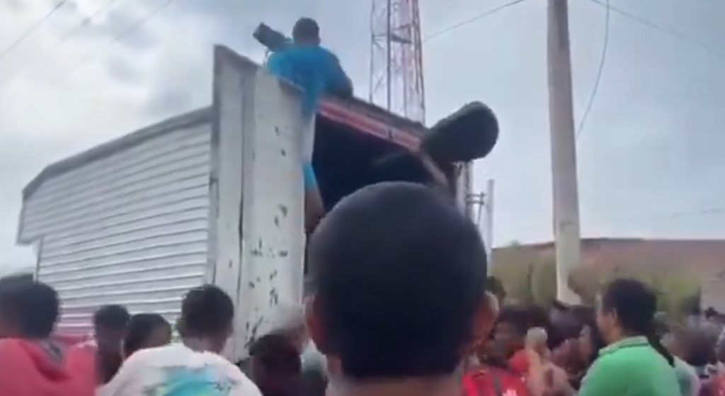 Tras robar guitarras a camión varado en Tasajera, Magdalena, comunidad comenzó a devolverlas