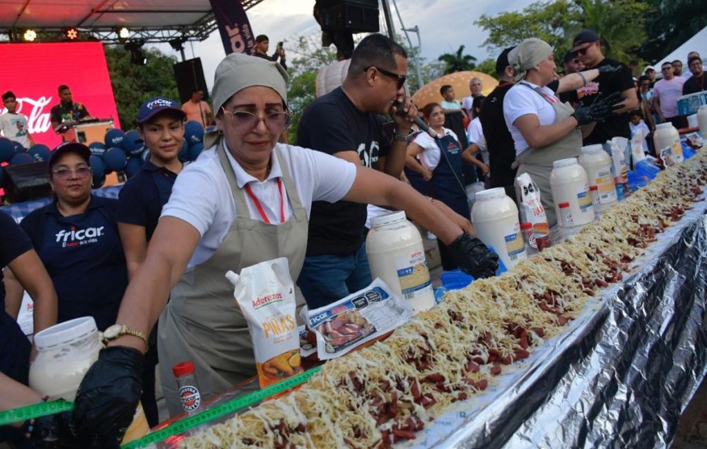 En Barranquilla hicieron la salchipapa más grande del mundo ¿Cuánto midió?