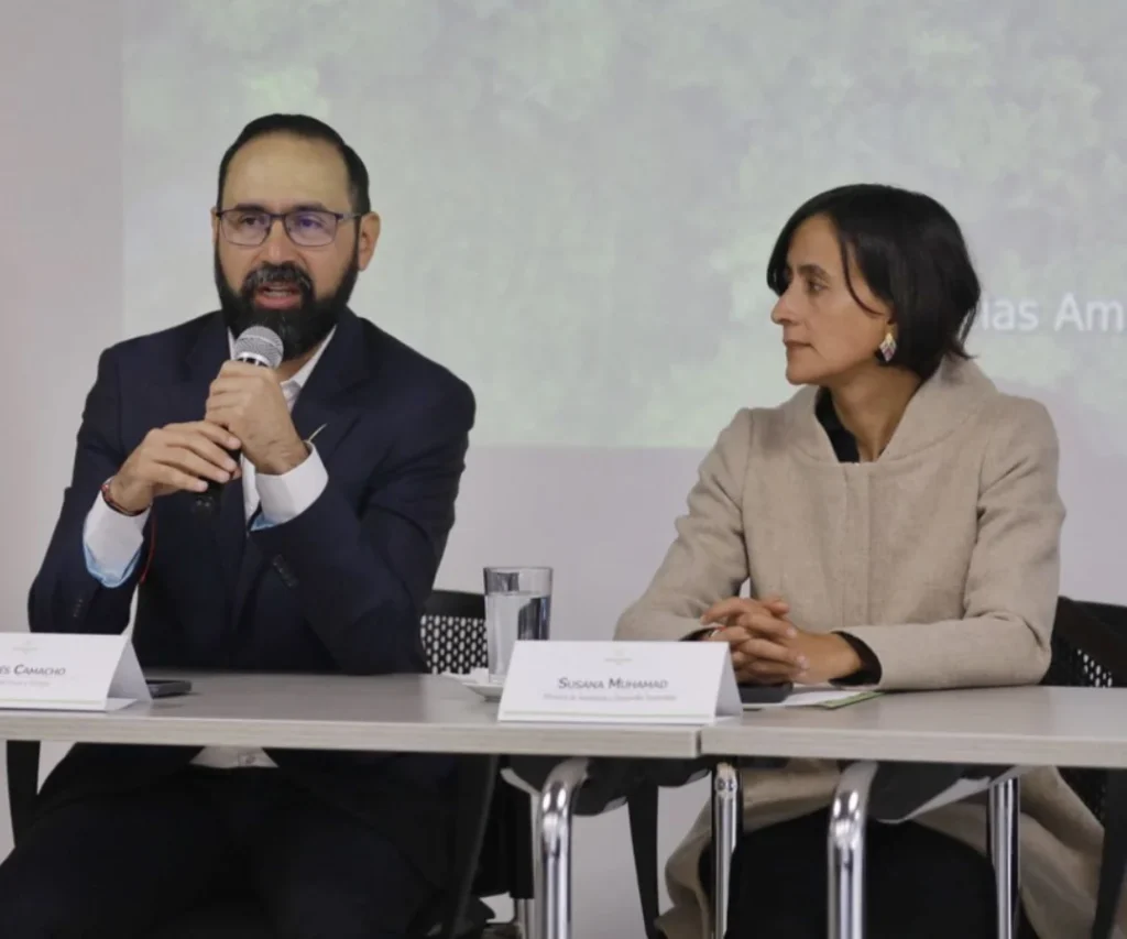 El ministro de Energía, Andrés Camacho junto a la ministra de Ambiente, Susana Muhamad Foto: Ministerio de Minas y Energía