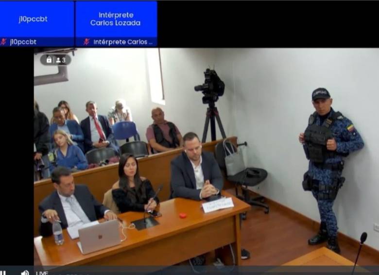 Audiencia de John Poulos Foto: Captura de pantalla