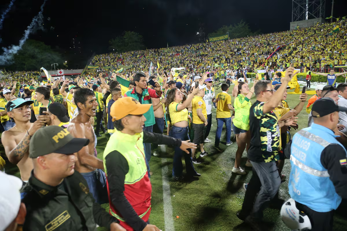 Invasión de la cancha tras la victoria del Bucaramanga al Santa Fe en la ida de la final. Foto: Colprensa.