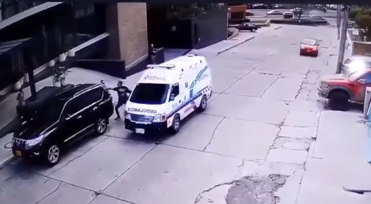 Momento del intento de secuestro al empresario en Bogotá Foto: Semana