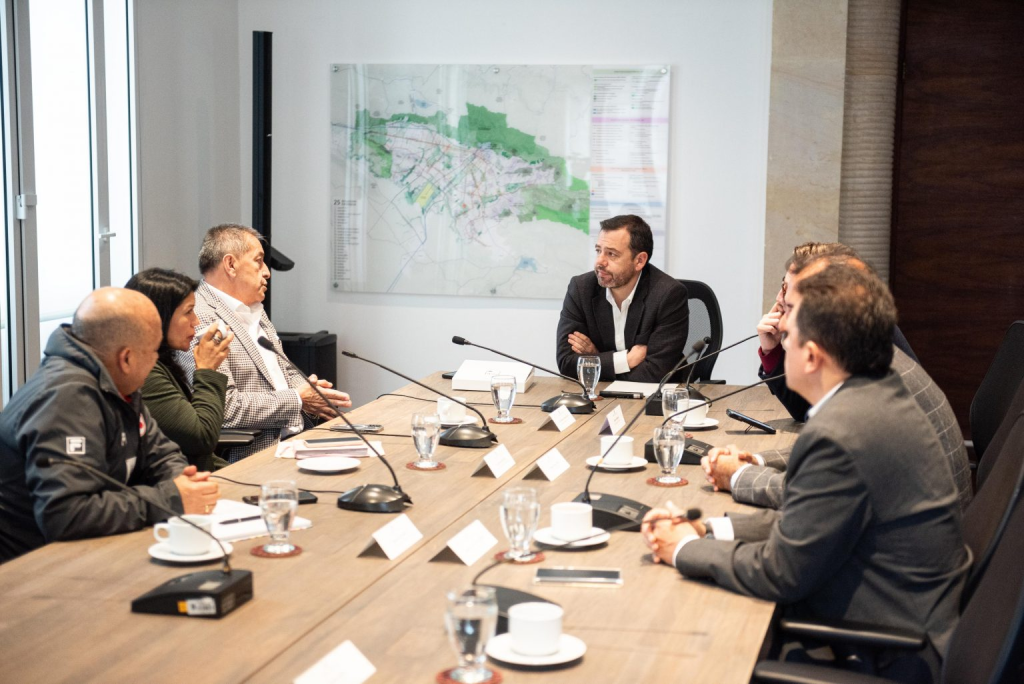 El alcalde Mayor, Carlos Fernando Galán, en reunión con el presidente del Club Independiente Santa Fe, Eduardo Méndez Foto Alcaldía de Bogotá