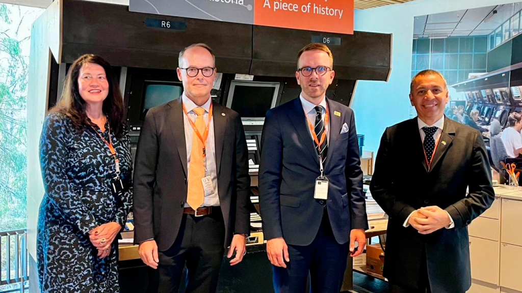 Ministro de Transporte William Fernando Camargo junto a representantes suecos. Foto: Ministerio de Transporte