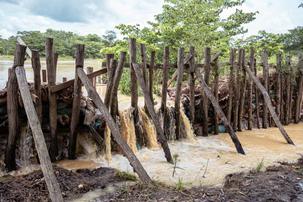 Obras provisionales en Sarandelo, Lorica. Foto: prensa Alcaldía de Lorica.