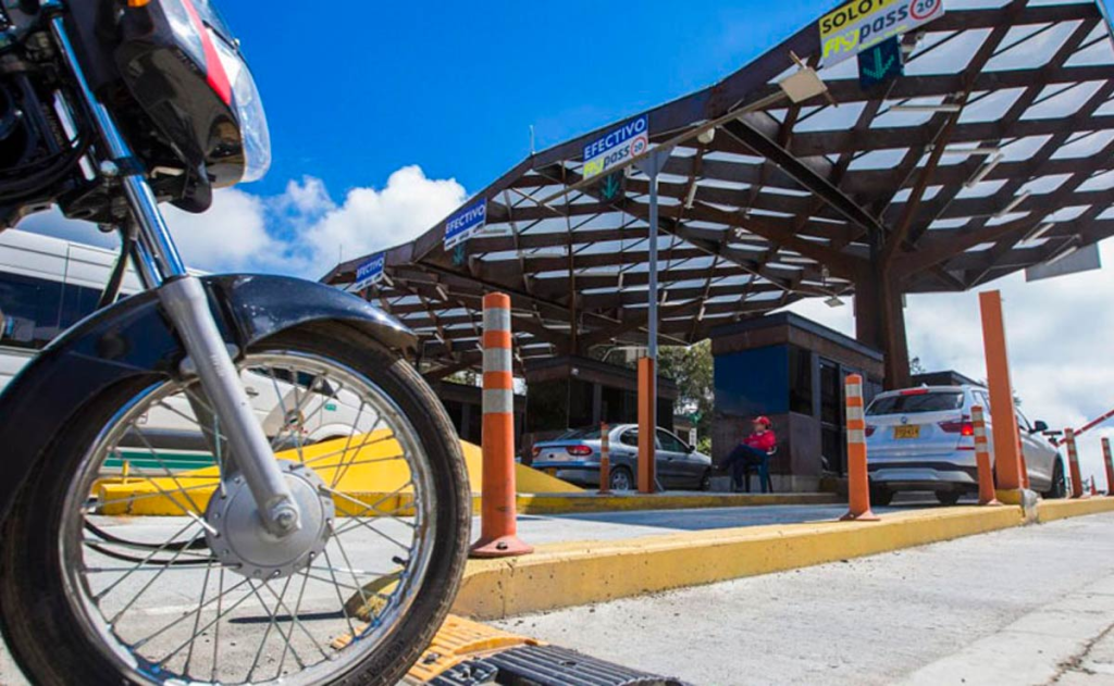 La ley 787 de 2002 estableció que las motocicletas están exentas del pago de peajes en Colombia. Foto: Senado