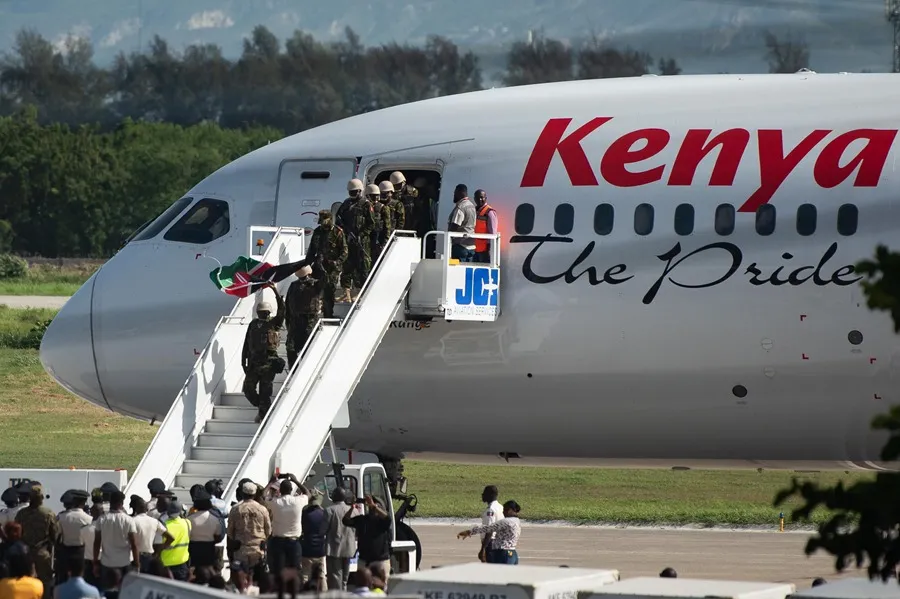 Soldados kenianos llegando al aeropuerto Internacional Toussaint Louverture en Puerto Príncipe, Haití, el 25 de junio. Foto: EFE
