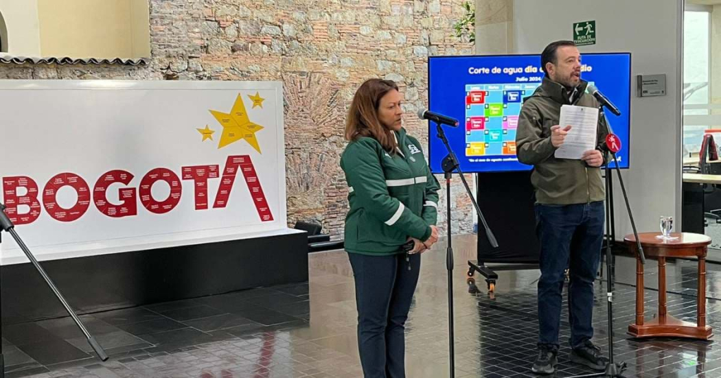 El alcalde Carlos Fernando Galán y la gerente del Acueducto de Bogotá. Foto: Alcaldía Mayor de Bogotá