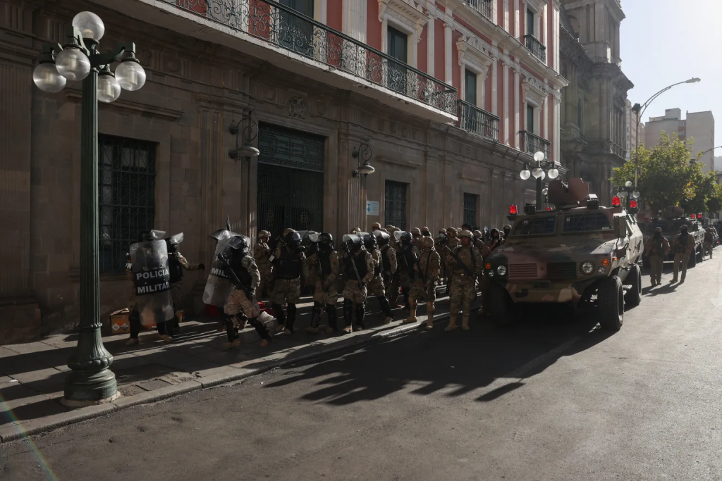 Militares ingresan a la sede del Gobierno de Bolivia en La Paz (Bolivia). Foto: EFE