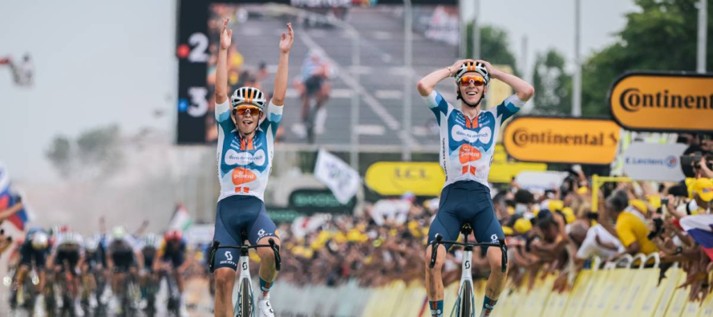 Bardet y Van den Broe cruzando la meta en Rimini. Foto: letour