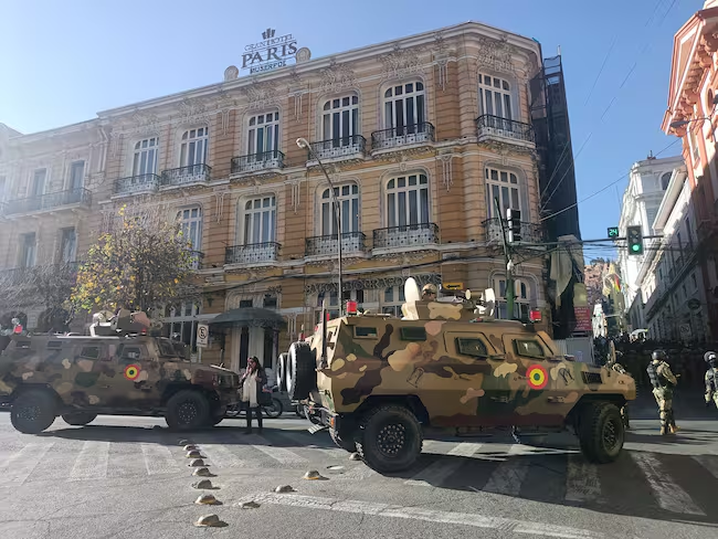 Dos tanques militares frente a la sede del Gobierno de Bolivia, este miércoles en La Paz (Bolivia) Foto: EFE