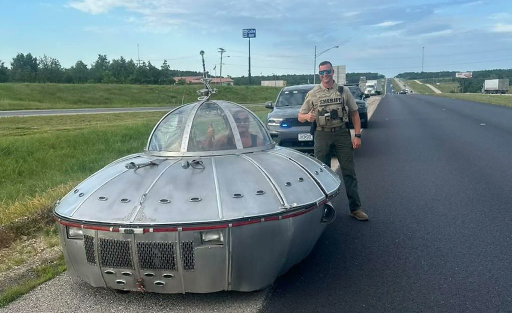 Vehículo con apariencia de OVNI fue detenido por la policía en Missouri