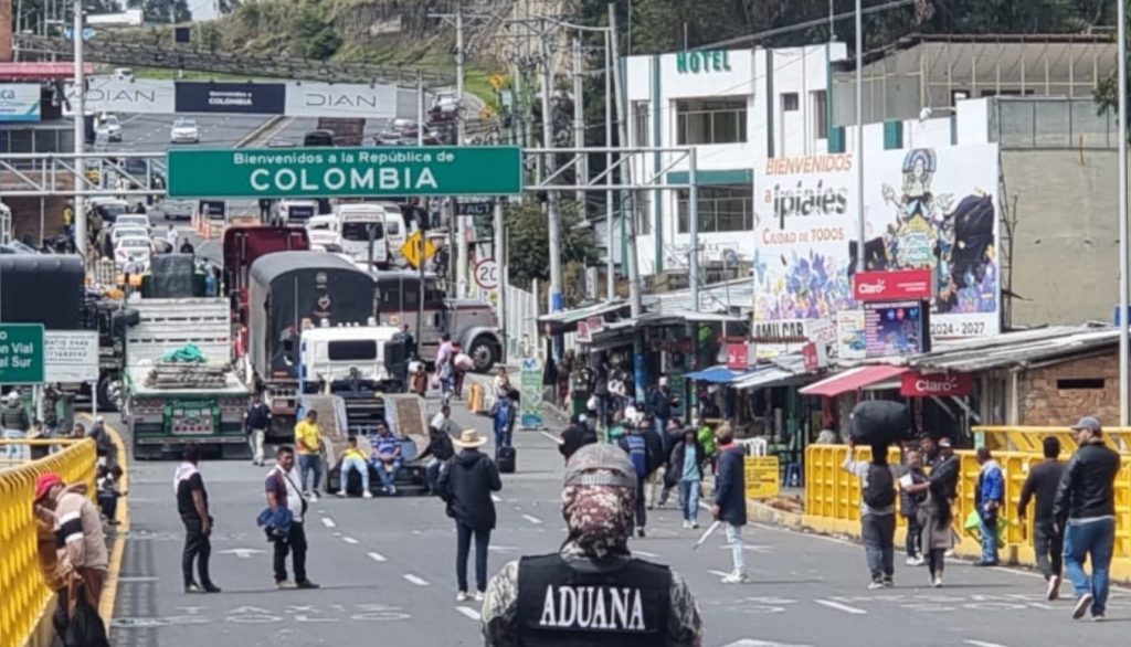 Persiste bloqueo de vías en la frontera entre Colombia y Ecuador por el aumento del combustible e indeguridad