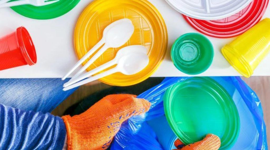 Estiman en 1,1 billones de pesos el impacto de la ley antiplástico en la industria del rubro