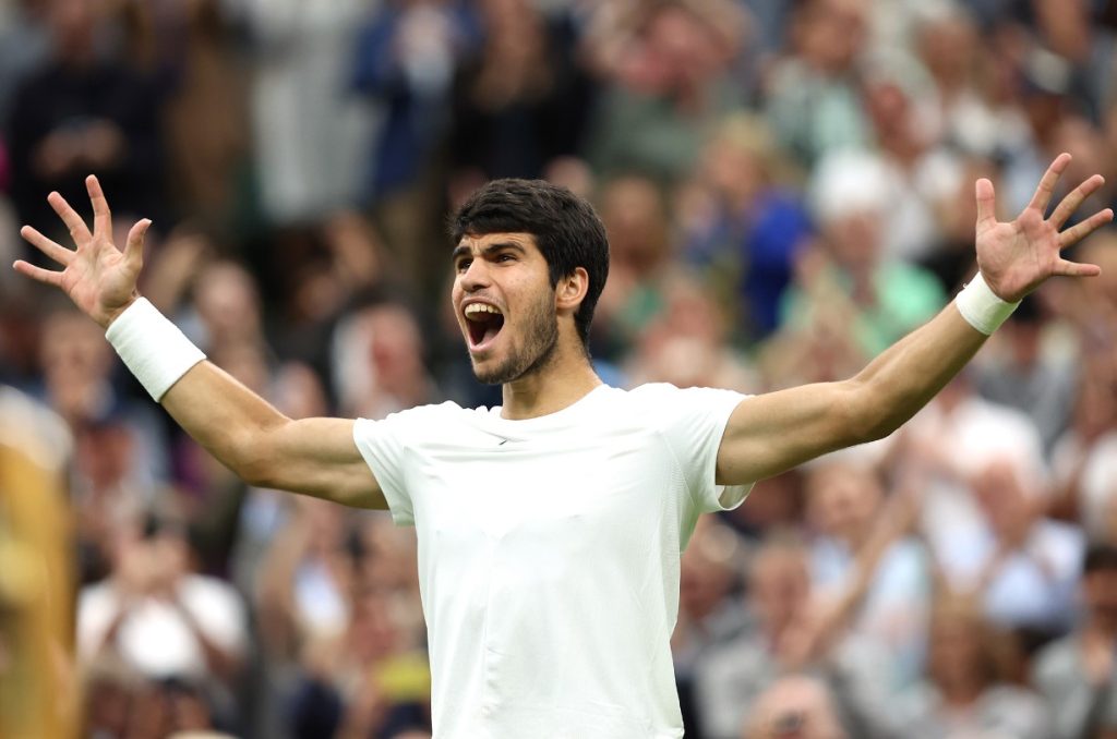 Carlos Alcaraz revalida título en Wimbledon y se consolida como nueva leyenda del tenis español