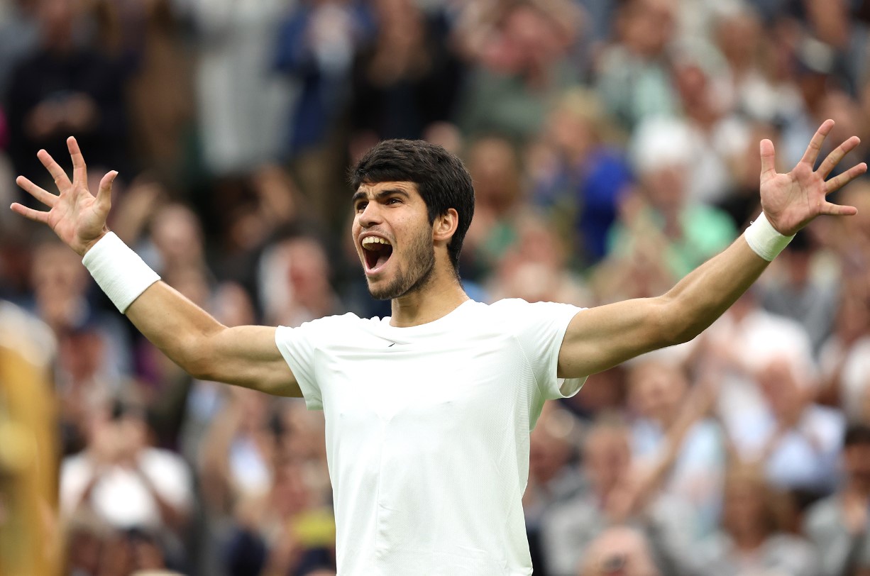 Carlos Alcaraz revalida título en Wimbledon y se consolida como nueva leyenda del tenis español