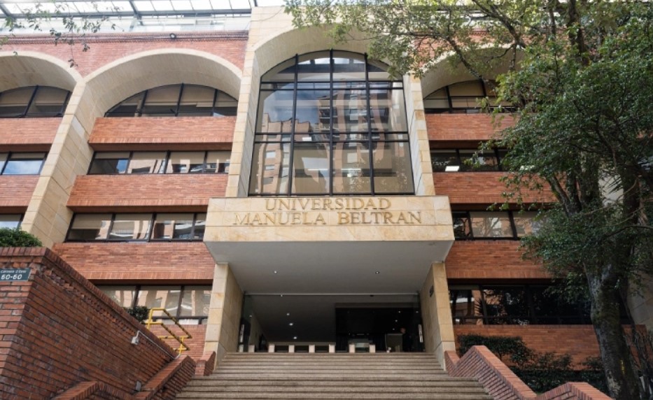 Dos universidades deberán modificar diplomas a estudiantes que reclamaron inclusión de género